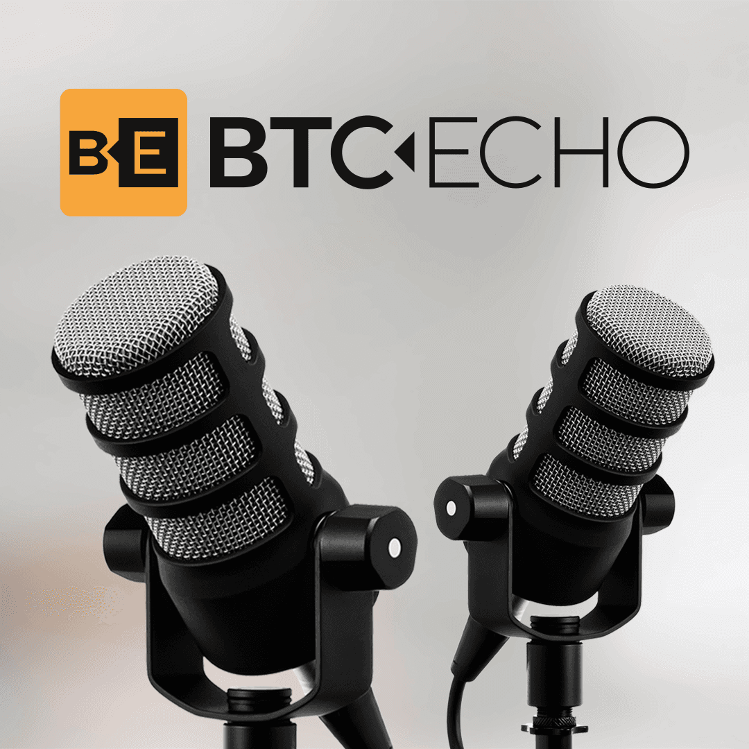Die Grafik zeigt zwei Mikrofone unter dem BTC-ECHO Logo als Symbol des Krypto Podcasts.